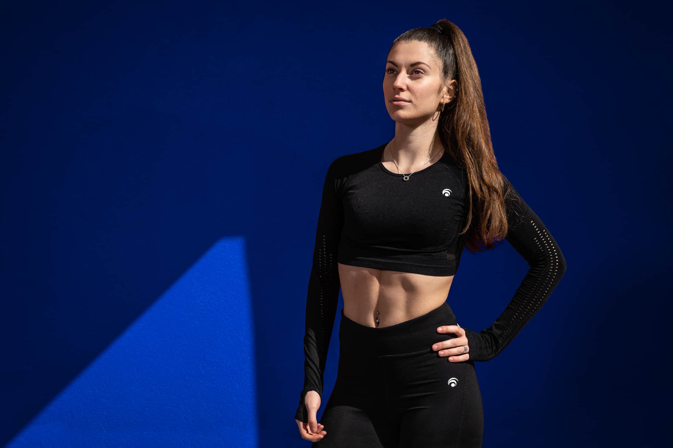 ragazza-fitness-fondo-blu