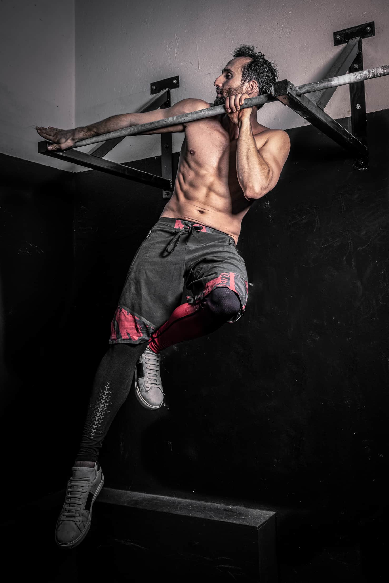 fotografofitness ragazzo esegue skill in palestra alle trazioni