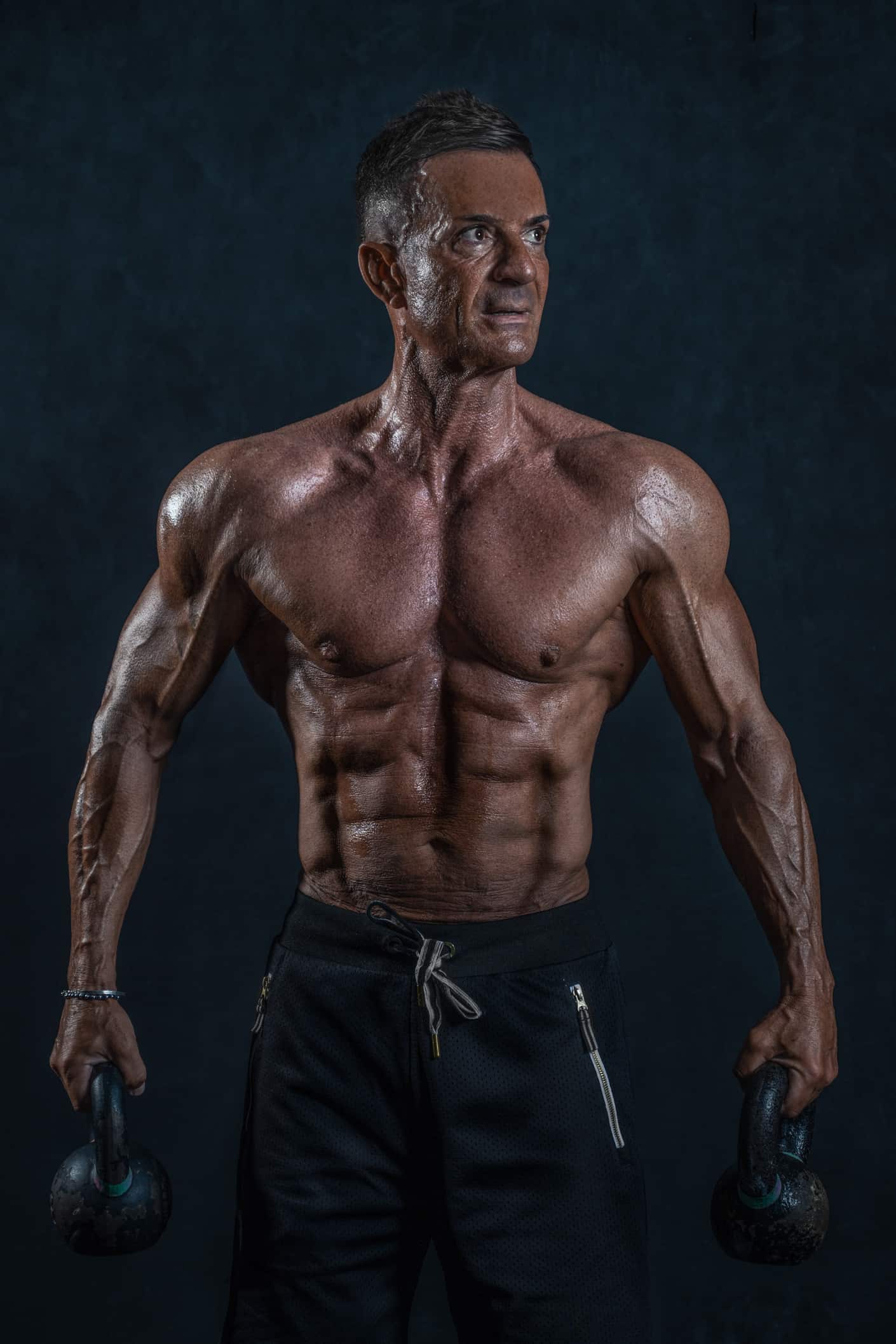 uomo muscolo ritratto in palestra fotografo fitness