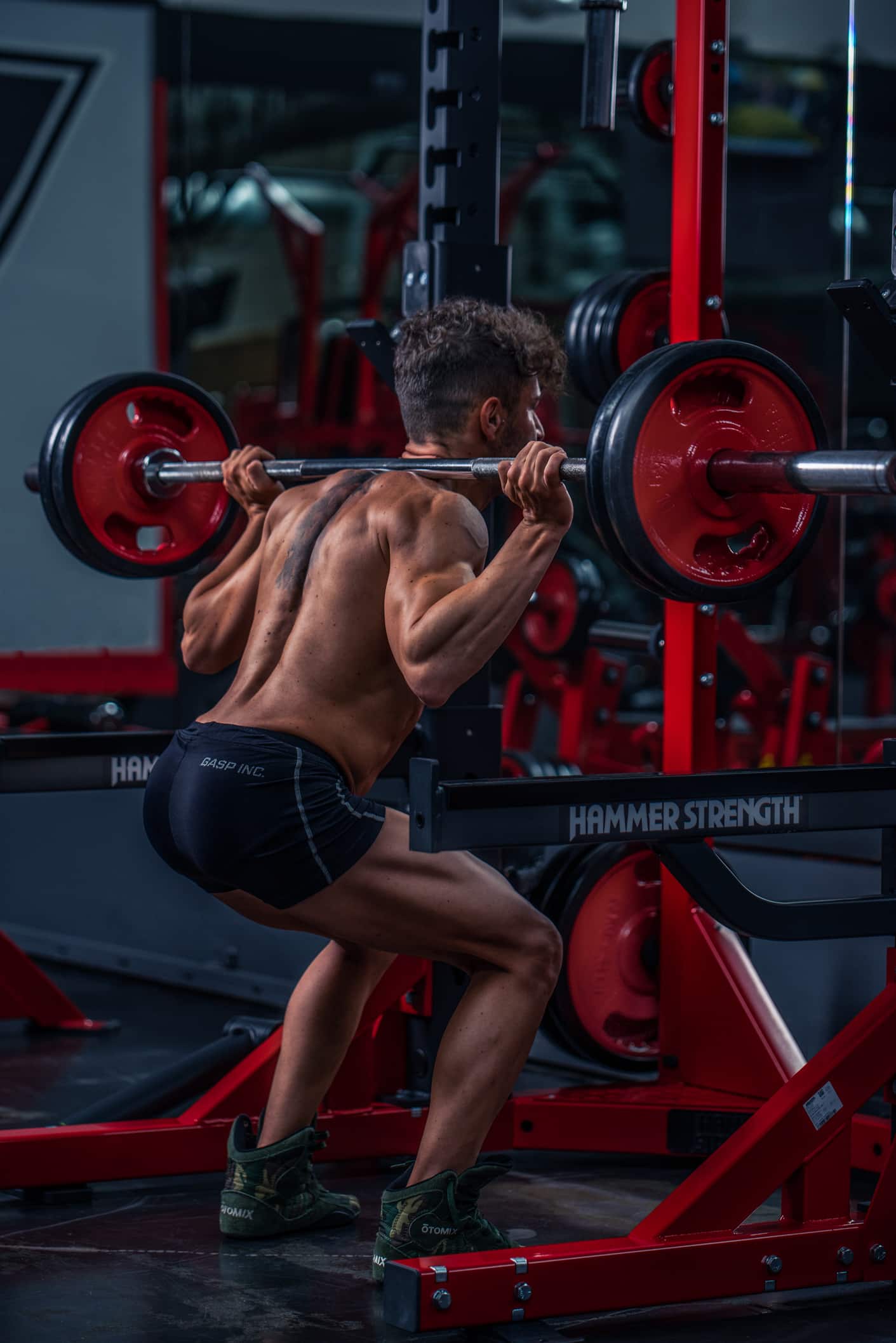 portfolio fotografo fitness ragazzo muscoloso squat palestra milano