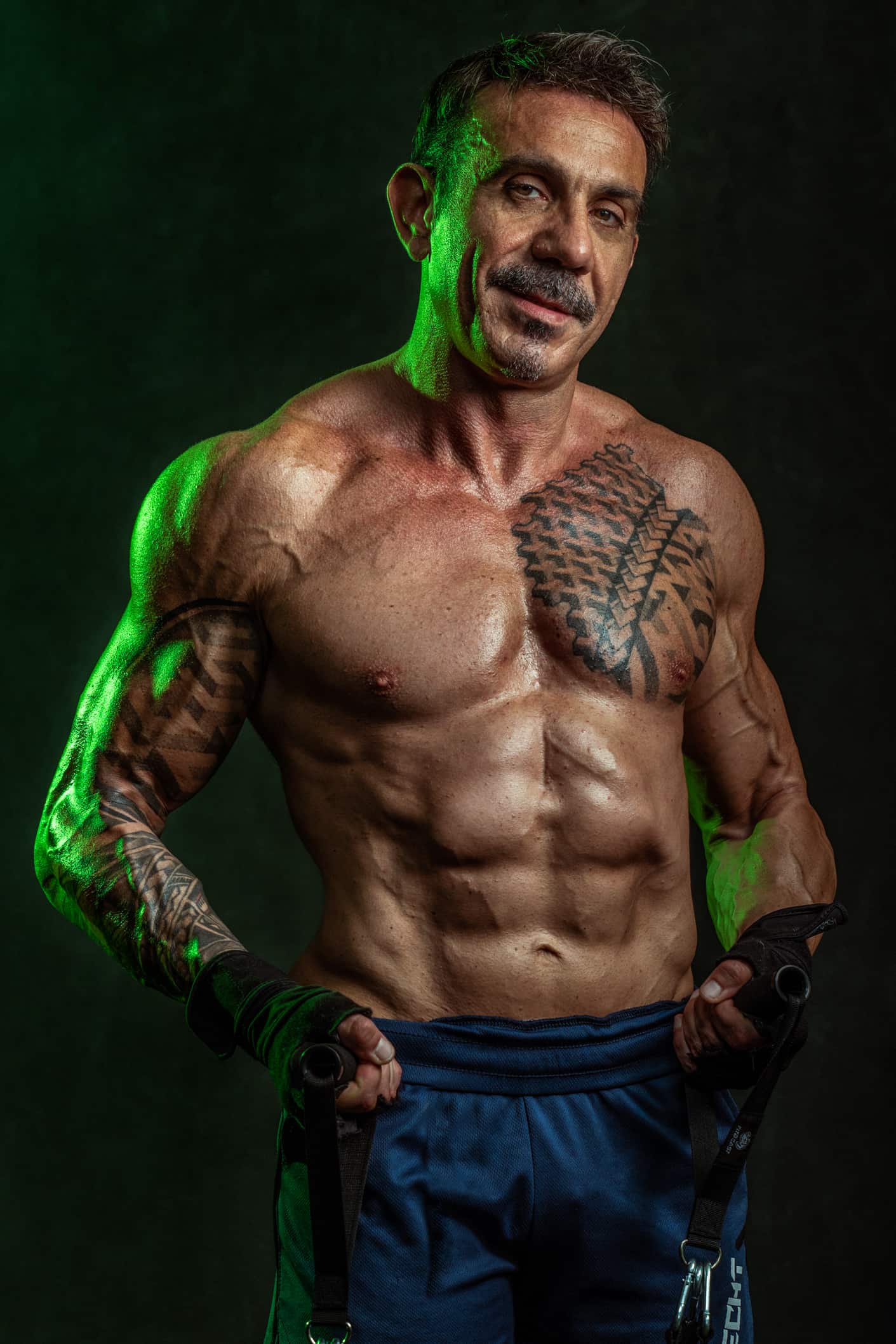uomo muscolo con addome scolpito servizio fotografico fitness palestra milano