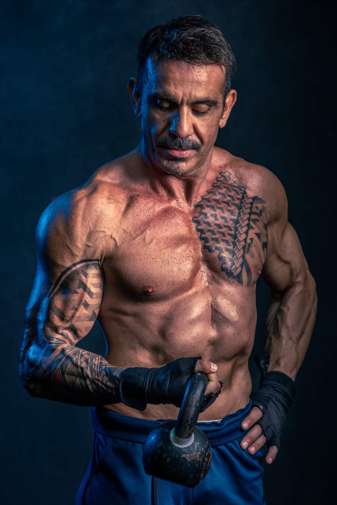 fotografo fitness ritratto uomo muscoloso palestra milano