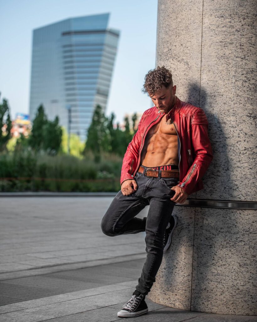 ragazzo muscoloso giacca pelle rossa piazza gae aulenti milano fotografo fitness